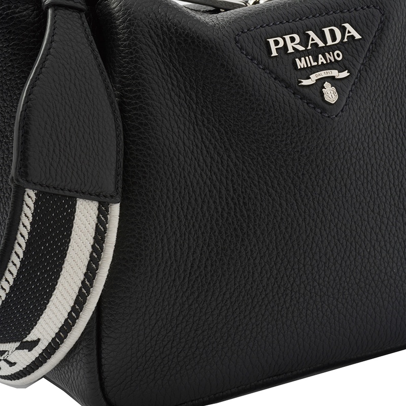 商品Prada|PRADA/普拉达 22春夏新款 女士小号黑色皮革饰有三角徽标配织物肩带拉链开合单肩斜跨手提包1BC145_2DKV_F0002_V_3OO,价格¥23286,第4张图片详细描述