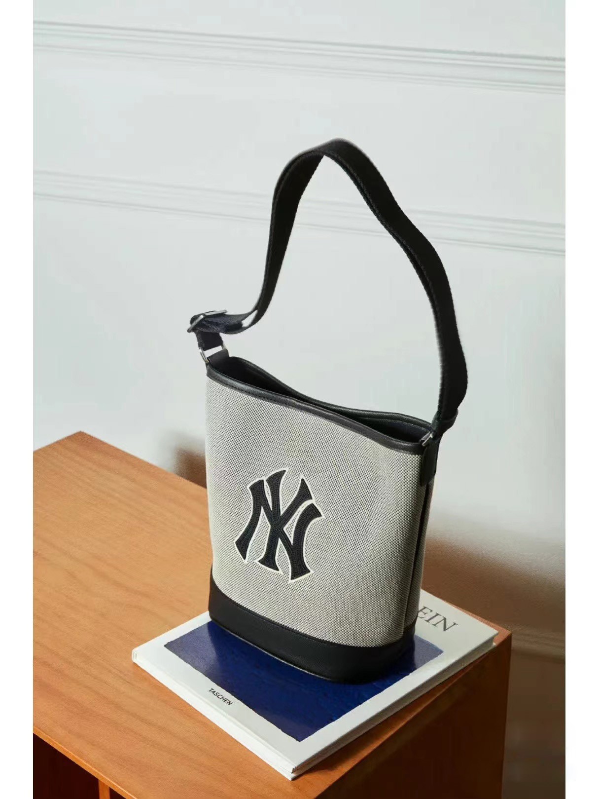商品MLB|【享贝家】MLB 字母大Logo可调节帆布托特水桶包 拼接印花NY纽约洋基队单肩手提包 黑灰色 3ABMS072N-50BKS,价格¥542,第6张图片详细描述