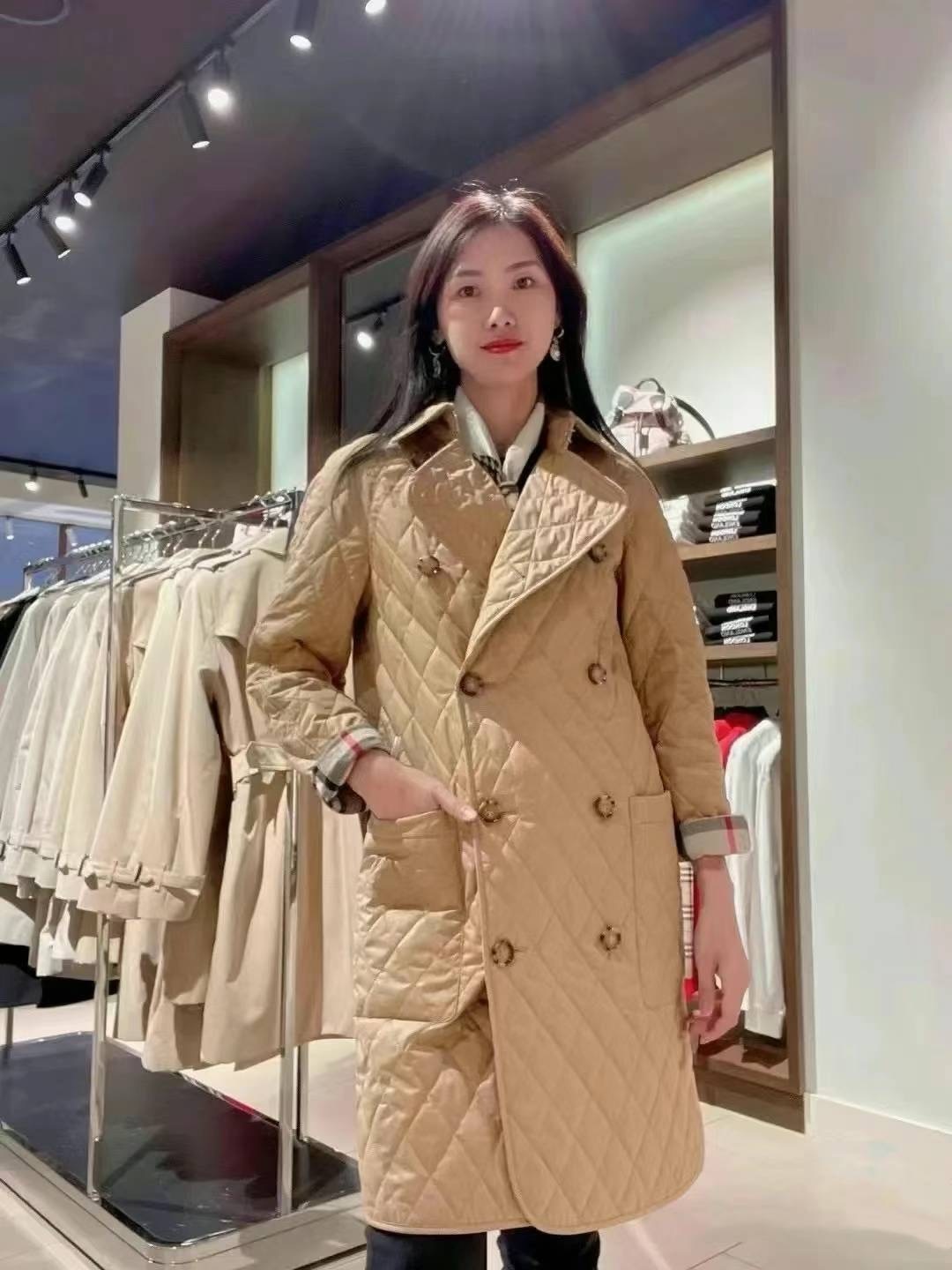 商品Burberry|BURBERRY/博柏利 女士驼色聚酮格纹印双排扣长款棉服80530431,价格¥3178,第7张图片详细描述