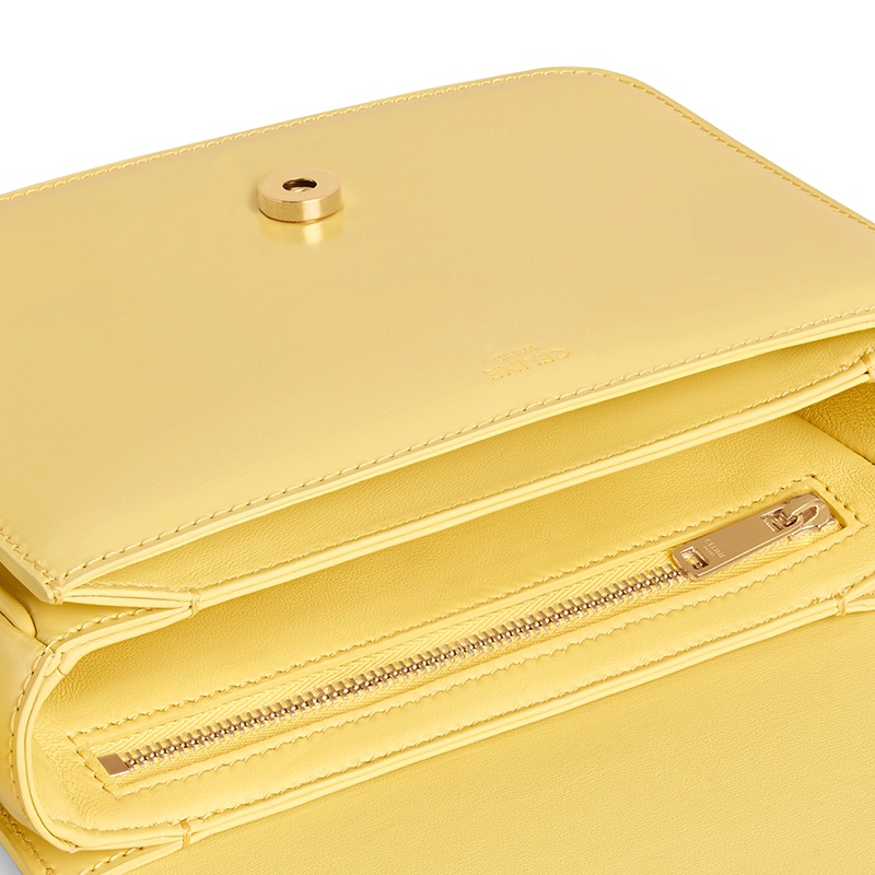 �商品Celine|CELINE/赛琳 22新款TRIOMPHE系列 女士雌蕊黄色小牛皮徽标按扣翻盖开合单肩包,价格¥23289,第6张图片详细描述