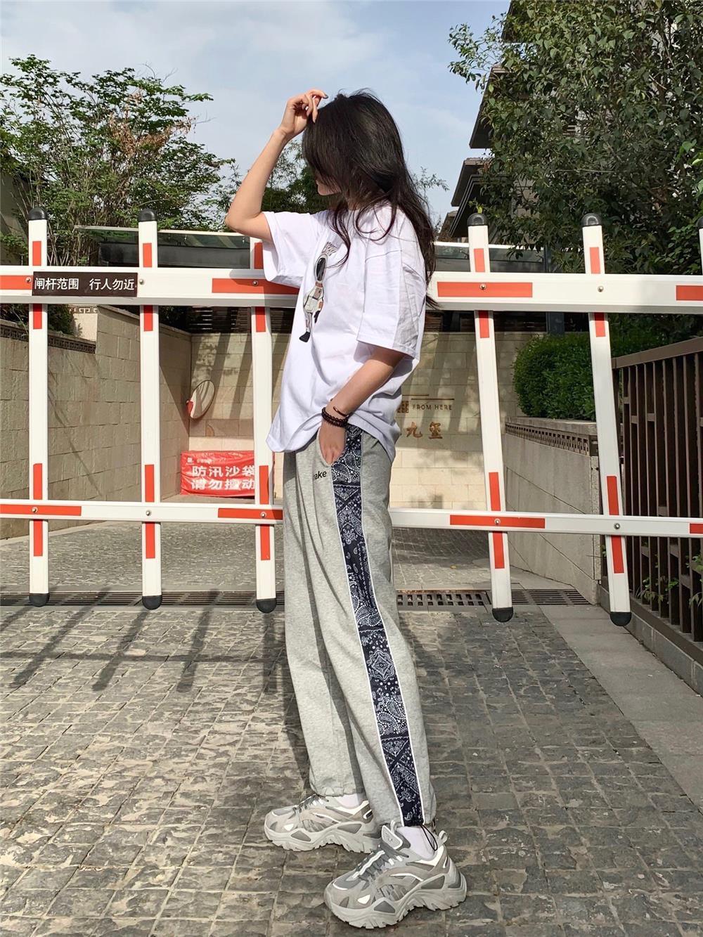 商品Fila|【享贝家】Fila 斐乐韩版鱼刺二代 男女同款 灰白（预售款，3月6日发货）1JM00790D050,价格¥308,第4张图片详细描述