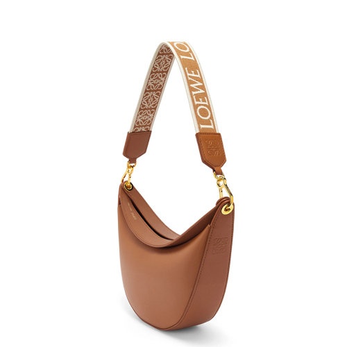 商品Loewe|【包税】LOEWE/罗意威 22新款Luna系列 女士小号山核桃色缎面小牛皮半月形流浪包单肩手提腋下包A923PM1X01-3627,价格¥14719,第3张图片详细描述