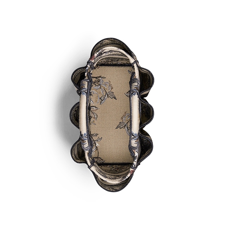 商品Dior|DIOR/迪奥 22新款CATHERINE系列 女士拼色帆布Jardin d'Hiver主题图案刺绣肩背手提托特包M1316ZRWD_M918,价格¥26135,第8张图片详细描述