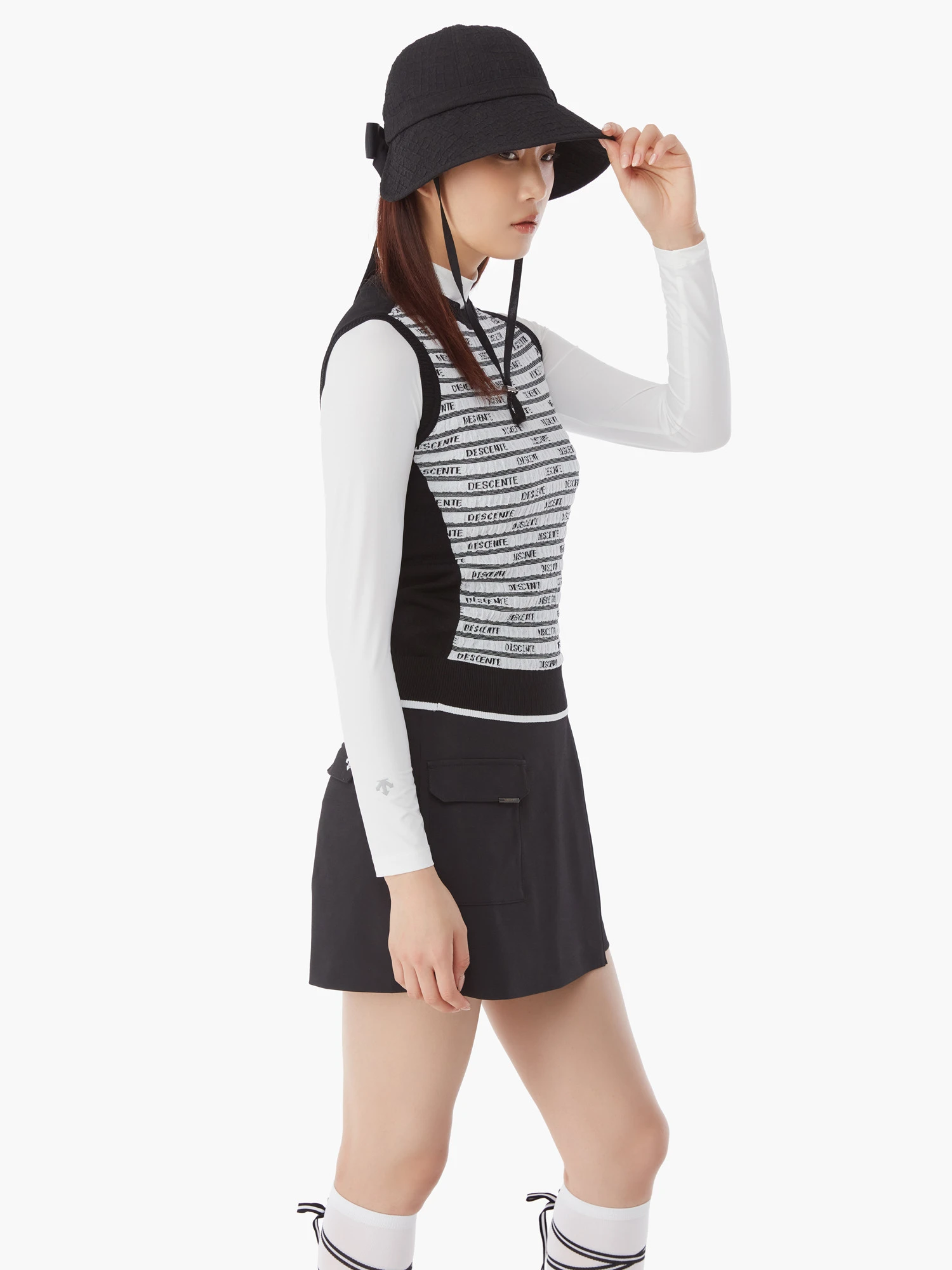 商品【预售商品15天发货】 DESCENTE|高球系列女性图案针织无袖上衣适合夏季 DP12WFKV33-BLKG,价格¥959,第4张图片详细描述