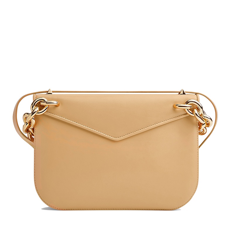 商品Bottega Veneta|【包税】Bottega Veneta/葆蝶家 21新款MOUNT系列 女士杏仁色光滑小牛皮金色链条装饰翻盖斜挎单肩信封包667398V12J02700,价格¥23157,第4张图片详细描述