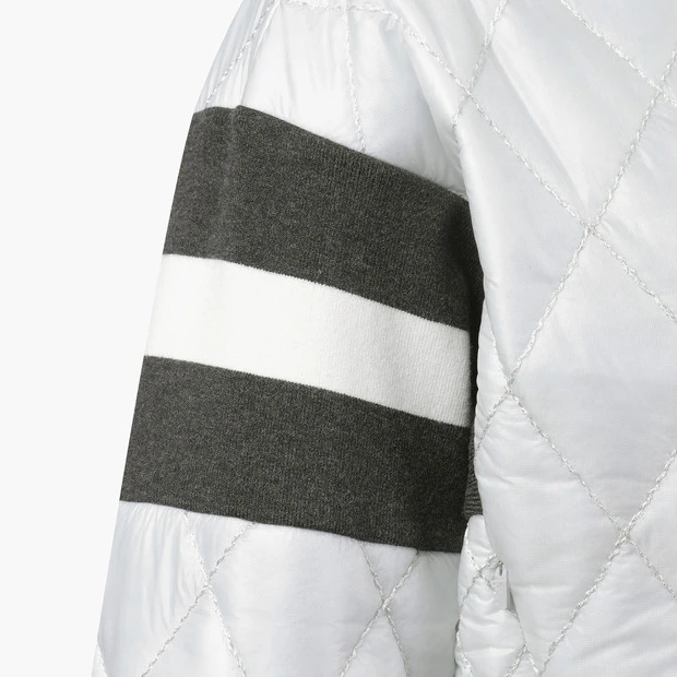 商品【预售商品15天发货】 DESCENTE|高尔夫系列女性V领菱形绗缝羽绒服时尚优雅 DO41WFDJO3-LGYG,价格¥1727,第18张图片详细描述