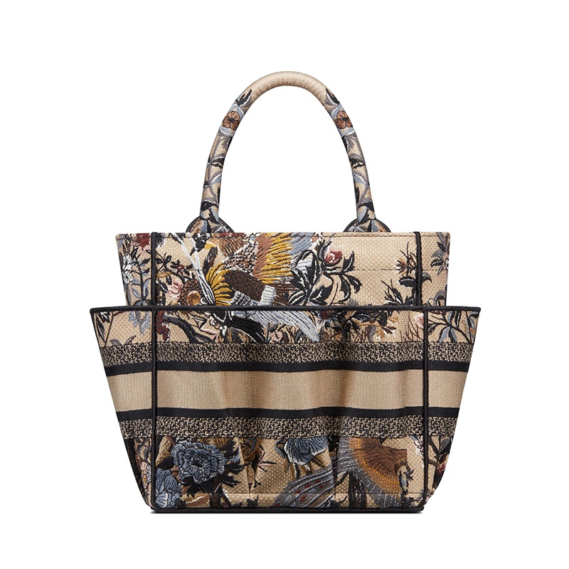 商品Dior|DIOR/迪奥 22新款CATHERINE系列 女士拼色帆布Jardin d'Hiver主题图案刺绣肩背手提托特包M1316ZRWD_M918,价格¥26122,第4张图片详细描述