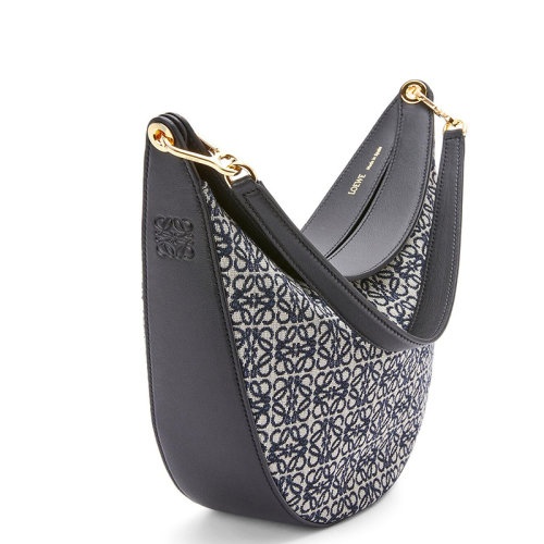 商品Loewe|【包税】LOEWE/罗意威 22春夏新款LUNA系列 女士海军蓝/黑色老花帆布配皮压纹徽标金扣配可拆卸肩带单肩手提腋下新月hobo流浪包A923PL9X01-5938,价格¥14719,第2张图片详细描述