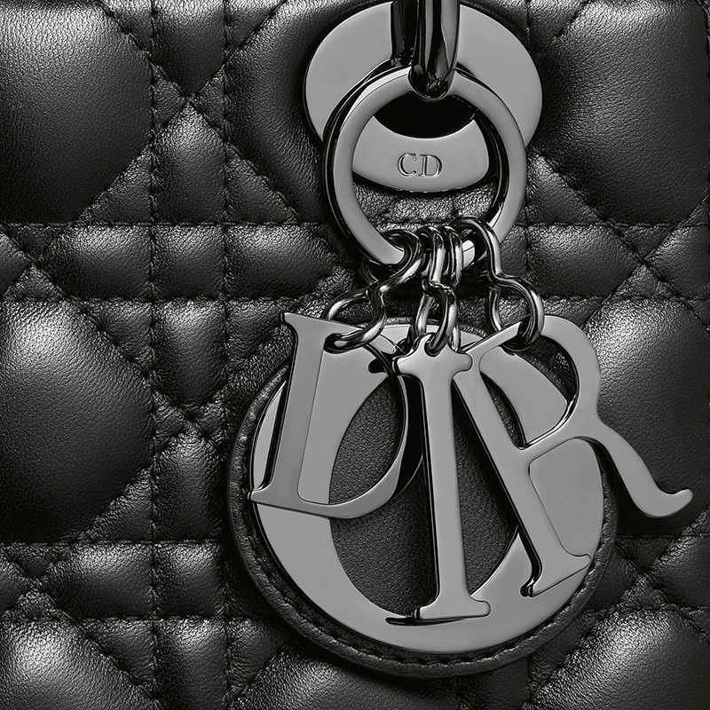 商品Dior|【包税】DIOR/迪奥  LADY DIOR MY ABCDIOR系列 女士小号黑色藤格纹小羊皮单肩手提戴妃包（勋章款）M0538BCAL_M900,价格¥43687,第5张图片详细描述