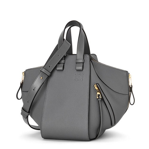 商品Loewe|【包税】 LOEWE/罗意威 22新款Hammock系列 女士小号沥青灰色柔软粒面牛皮革单肩斜挎手提吊床包A538S35X51-1640,价格¥19961,第4张图片详细描述
