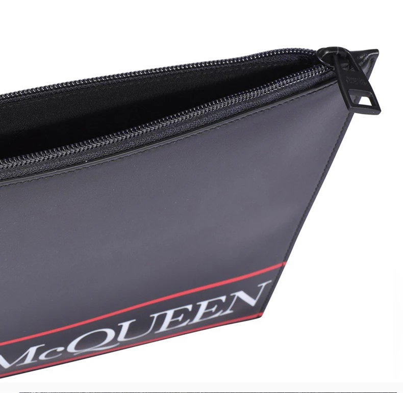 商品[国内直发] Alexander McQueen|Alexander McQueen 男士黑色白色字母logo小牛皮拉链手拿包 560472-1SJ6B-1092,价格¥2436,第7张图片详细描述
