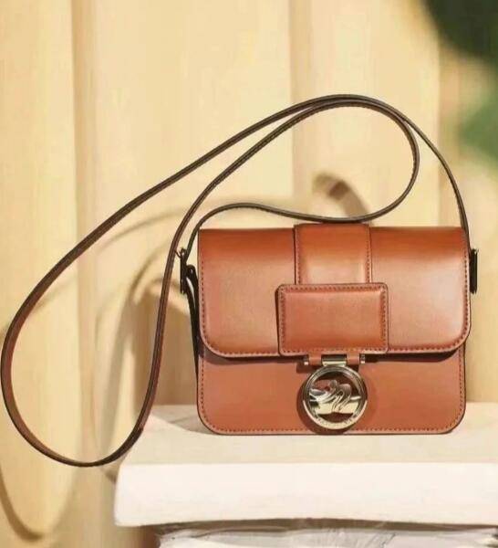 商品Longchamp|珑骧女士金属徽章翻盖单肩斜挎包小号棕色（香港仓发货）,价格¥2771,第1张图片详细描述