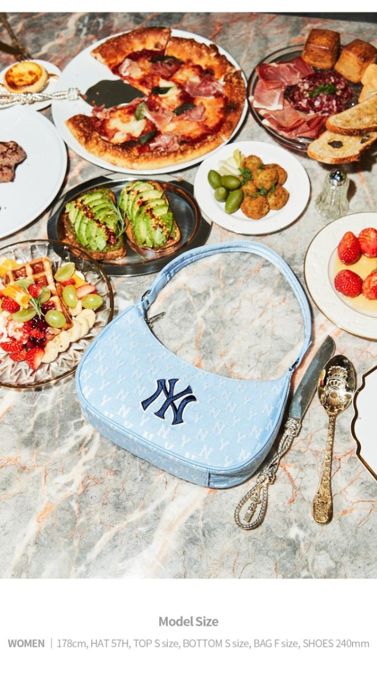商品MLB|【韩国直邮|包邮包税】MLB Monogram系列 NY纽约洋基队 老花印花 百搭饺子包 潮流单肩腋下包 女款 天蓝色,价格¥1049,第4张图片详细描述