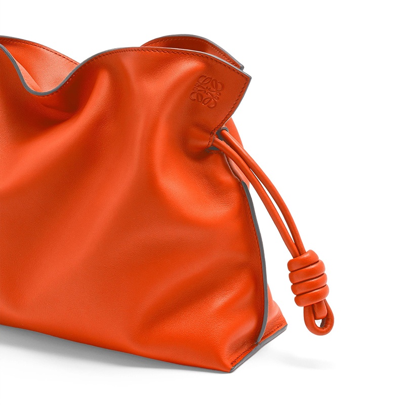 商品Loewe|LOEWE/罗意威 22新款Flamenco系列 女士橙色纳帕牛皮革徽标压纹拉绳收紧单肩手提包A411FC1X62-9100,价格¥15775,第6张图片详细描述