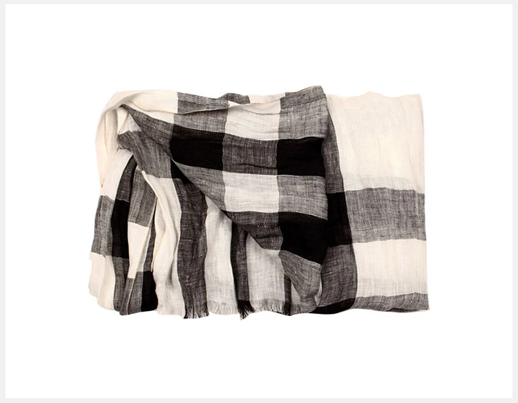 商品[国内直发] Burberry|Burberry 博柏利 女士黑白格纹亚麻材质格纹围巾 3902582,价格¥1649,第4张图片详细描述