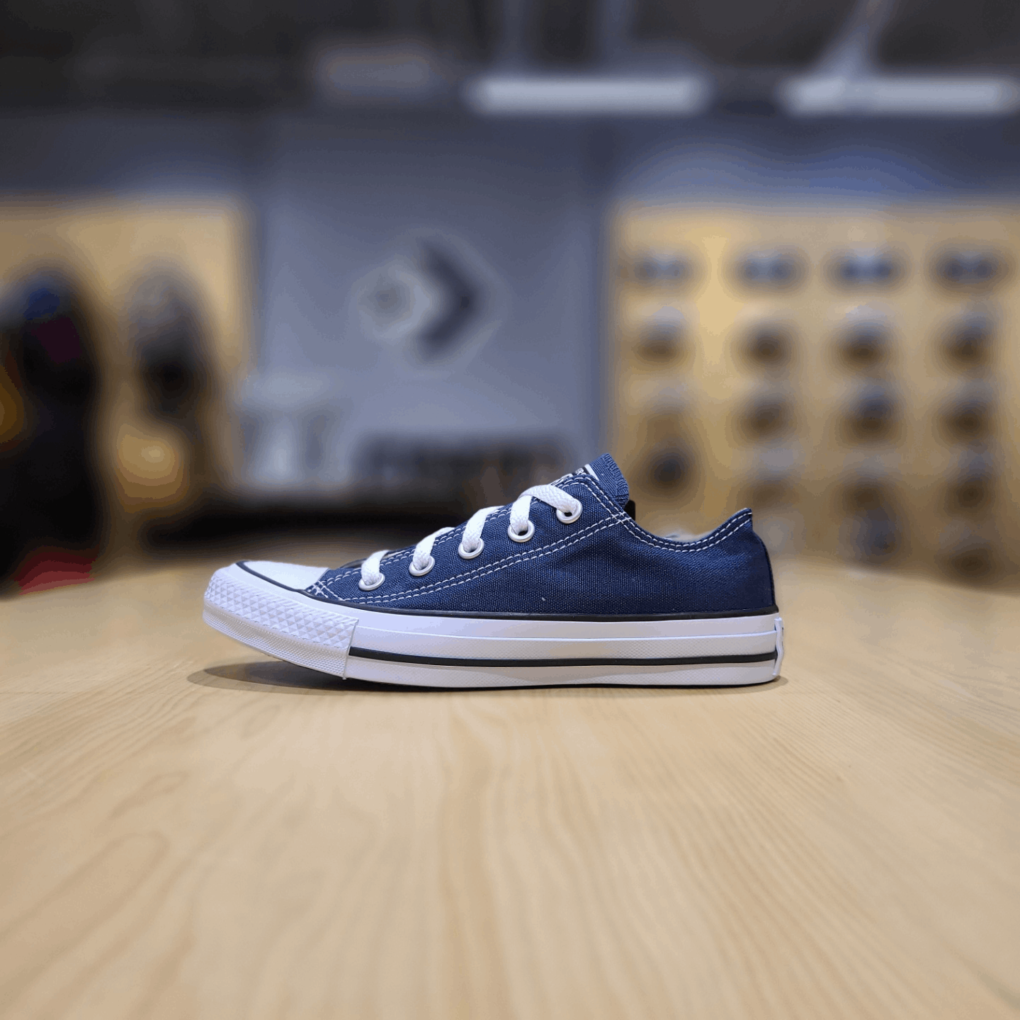 商品【预售商品15天发货】 Converse|【韩国直邮|包邮包税】匡威[CHUNK TAYLOR] ALL STAR CLASSIC 海军蓝 LOW 帆布鞋 AM9697C,价格¥507,第2张图片详细描述