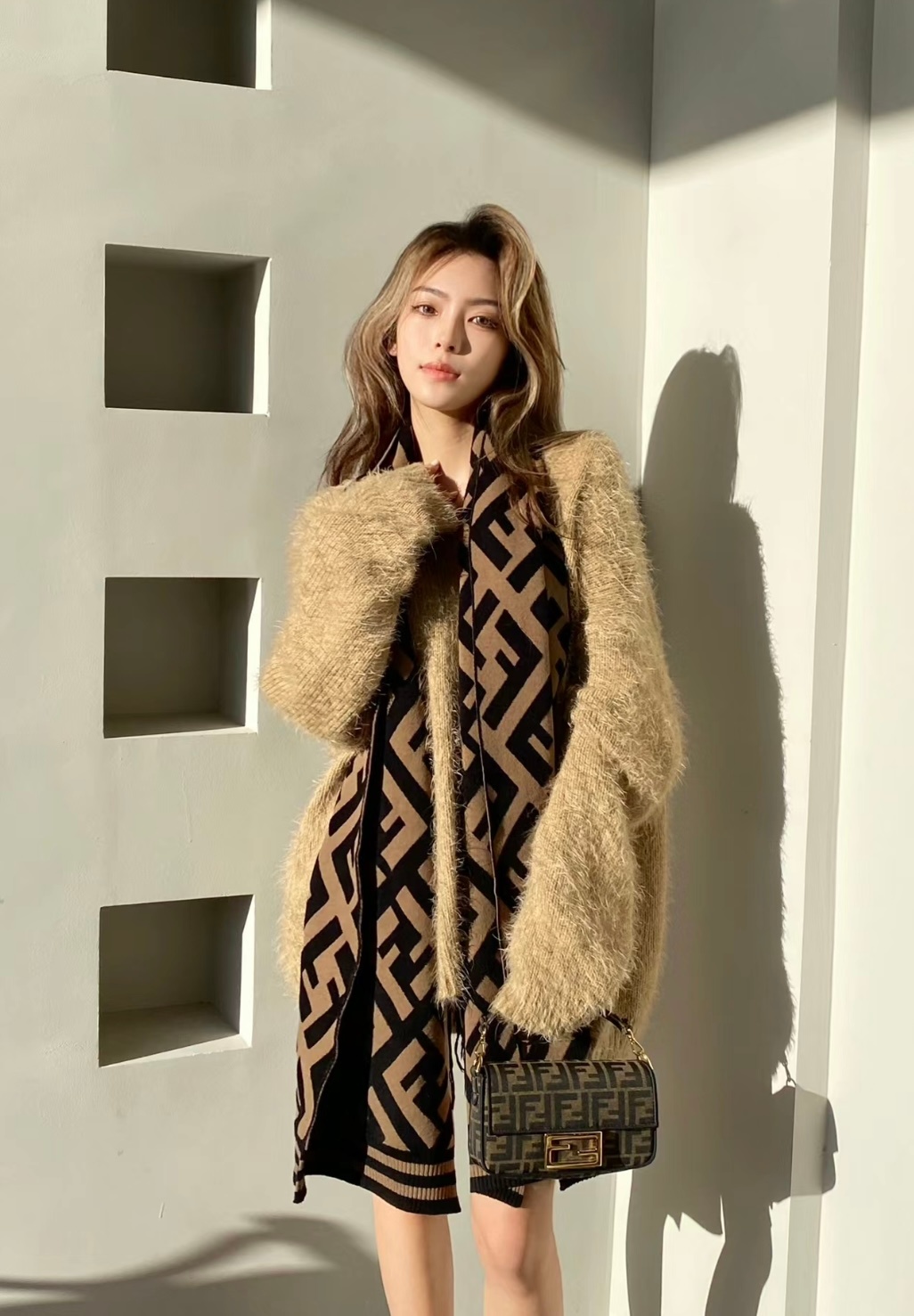 商品Fendi|【现货速发】 FENDI/芬迪 经典款 女士黑色和棕色羊毛混纺面料FF图案围巾FXT251A2OJF0QB8,价格¥4232,第6张图片详细描述