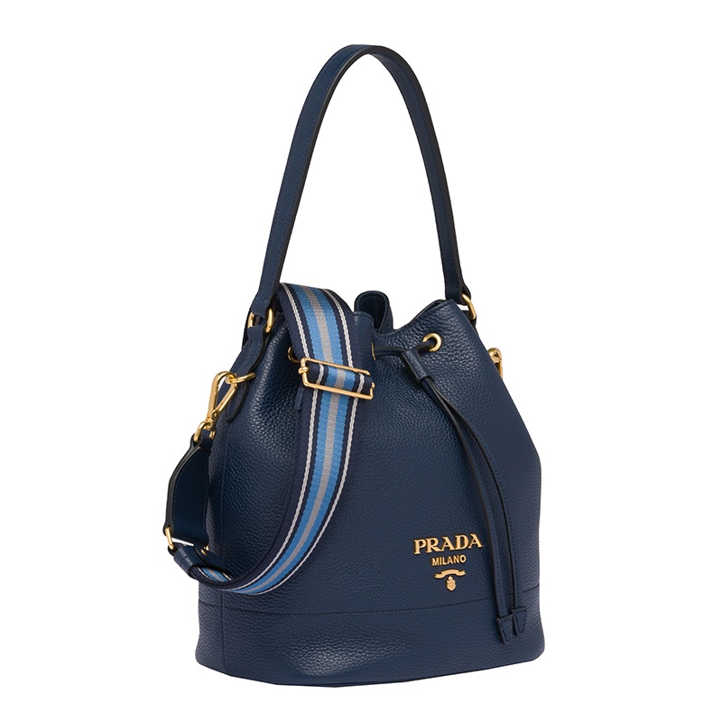商品Prada|PRADA/普拉达 22新款 女士波罗的海蓝saffiano皮革金扣徽标皮革手柄抽绳单肩斜挎手提水桶包1BE018_2BBE_F0216_V_NOM,价格¥14839,第3张图片详细描述