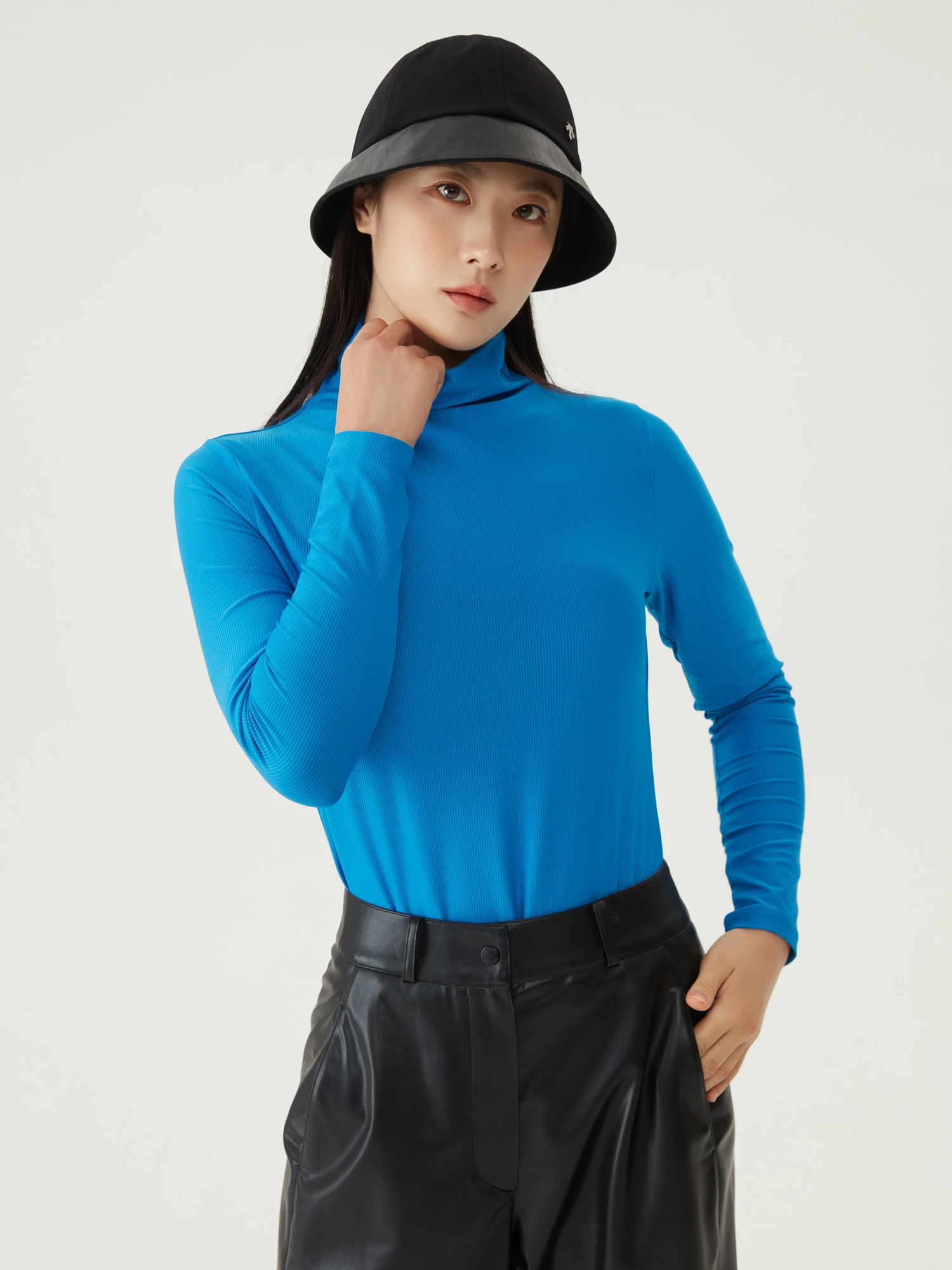 商品【预售商品15天发货】 DESCENTE|高球系列女性高领罗纹材质长袖T恤 DO32WFTL96-BLKG,价格¥893,第4张图片详细描述