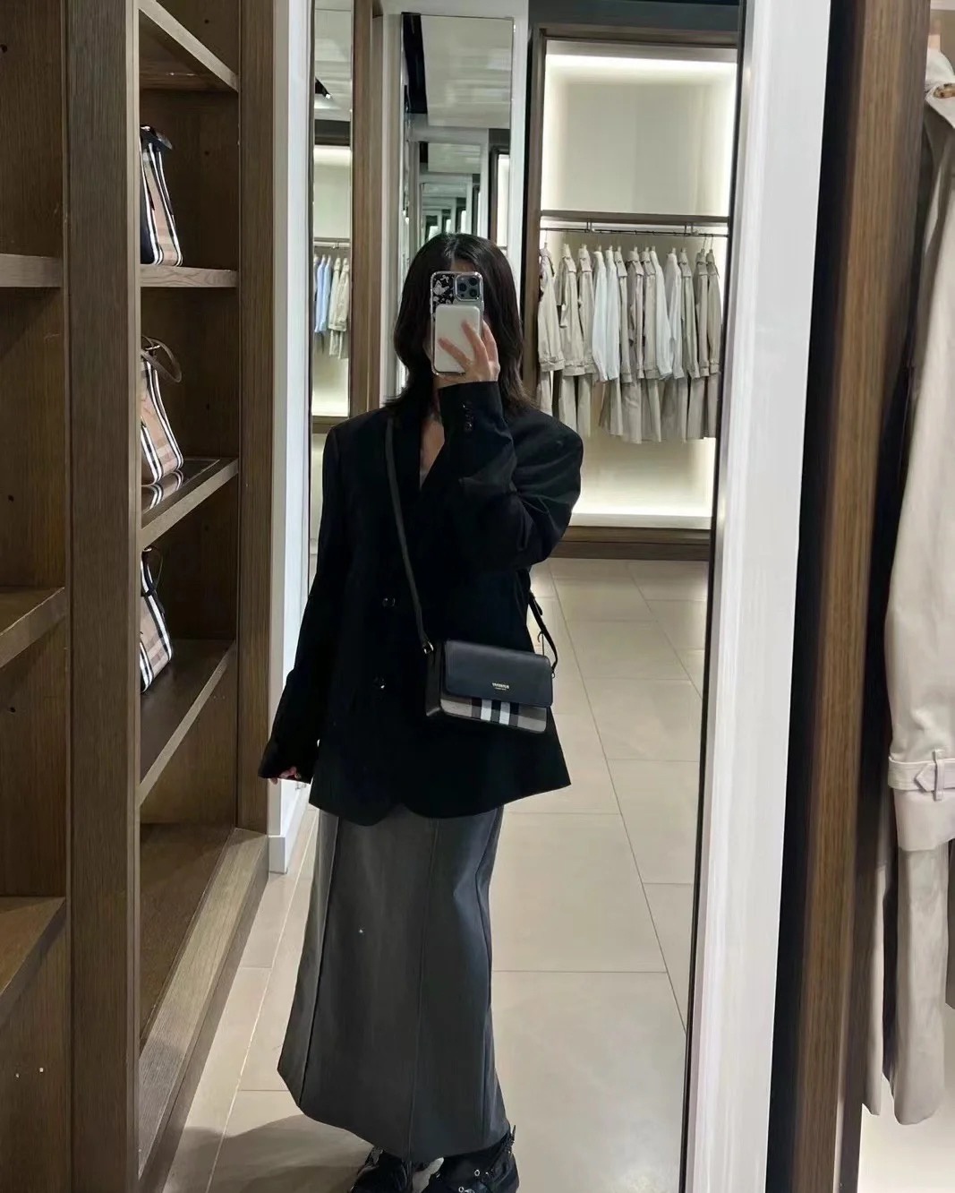 商品Burberry|BURBERRY/博柏利 女士迷你黑色皮革金色字母印花单肩包 时尚优雅81072691,价格¥2794,第6张图片详细描述