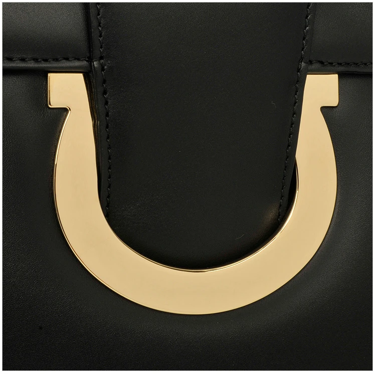 商品Salvatore Ferragamo|Salvatore Ferragamo 菲拉格慕 女士经典黑色皮革马蹄扣logo单肩手拿包 21-F893CALFNERO,价格¥3724,第7张图片详细描述