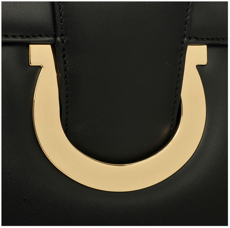 商品Salvatore Ferragamo|Salvatore Ferragamo 菲拉格慕 女士经典黑色皮革马蹄扣logo单肩手拿包 21-F893CALFNERO,价格¥4558,第9张图片详细描述