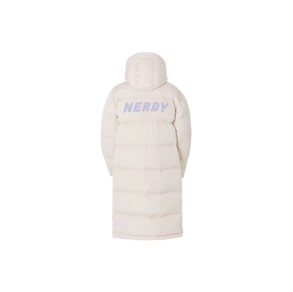 商品NERDY|【享贝家】NERDY 字母长款连帽羽绒服外套 男女同款 奶白色（预售款，10天发货）PNEW21DJ06,价格¥729,第2张图片详细描述