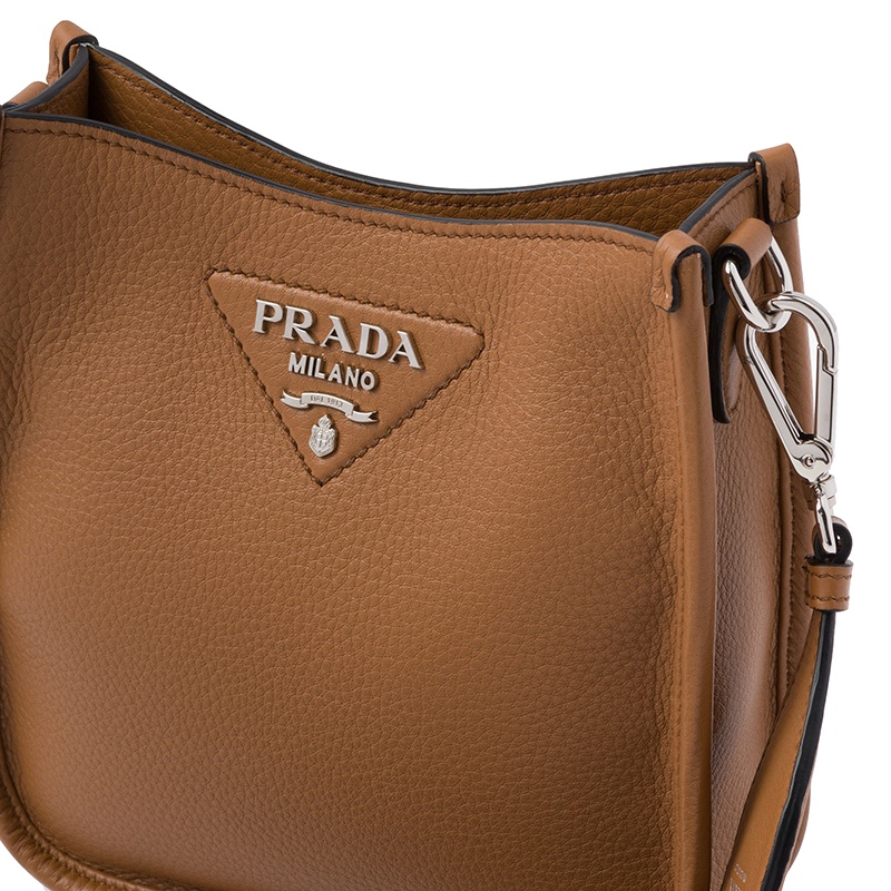 商品Prada|PRADA/普拉达 22新款 女士mini焦糖色皮革金色徽标拆卸织物肩带单肩斜挎包1BH191_2DKV_F02Z8_V_3OO,价格¥15016,第2张图片详细描述