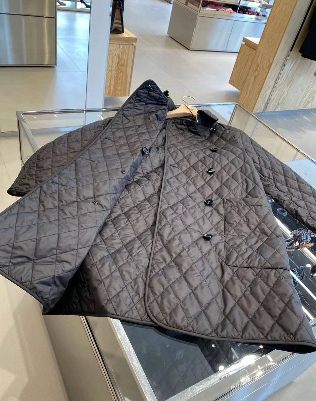 商品Burberry|BURBERRY/博柏利 女士黑色聚酮格纹印双排扣长款棉服80530441,价格¥3249,第8张图片详细描述