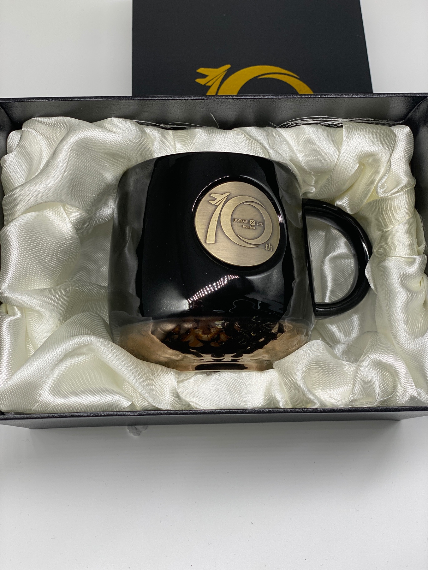 商品[国内直发] Beyond Impression|别样10周年订制 复古铜牌陶瓷马克杯大容量铜章办公喝水杯子 黑色鱼鳞礼盒礼袋装 414ml,价格¥102,第3张图片详细描述