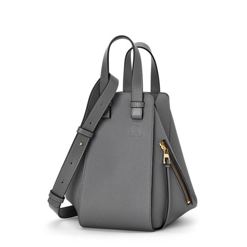 商品Loewe|【包税】 LOEWE/罗意威 22新款Hammock系列 女士小号沥青灰色柔软粒面牛皮革单肩斜挎手提吊床包A538S35X51-1640,价格¥19961,第6张图片详细描述