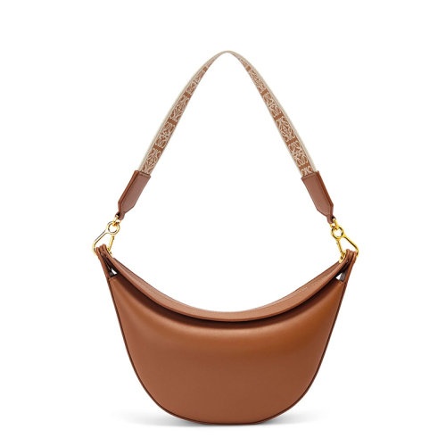 商品Loewe|【包税】LOEWE/罗意威 22新款Luna系列 女士小号山核桃色缎面小牛皮半月形流浪包单肩手提腋下包A923PM1X01-3627,价格¥14719,第6张图片详细描述