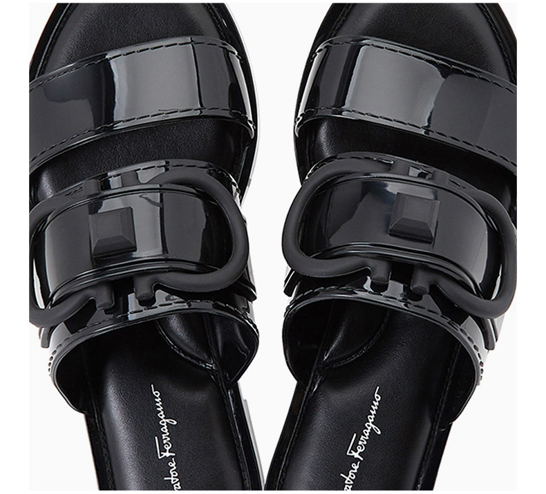 商品Salvatore Ferragamo|SALVATORE FERRAGAMO 女士黑色漆皮徽标凉鞋 0726355,价格¥2163,第9张图片详细描述