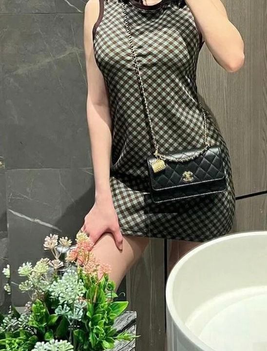 商品Chanel|【现货】香奈儿  女士黑色荔枝小牛皮金色五金饰有金色包袋吊坠转扣开合可调节肩带斜挎风琴包AP3318B1071294305,价格¥34614,第4张图片详细描述