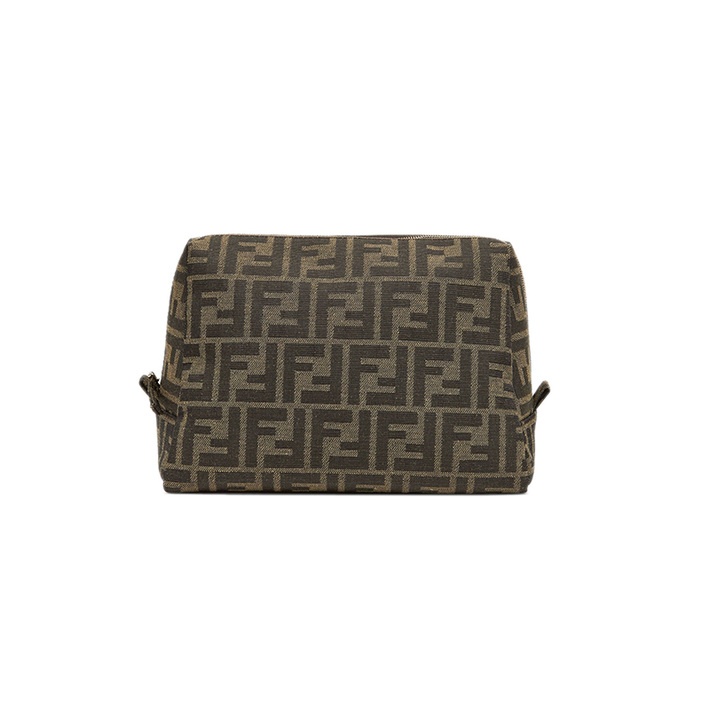 商品Fendi|Fendi/芬迪 23新款 女士中号板栗棕色老花帆布拉链开合镀金饰面手拿化妆包,价格¥4188,第2张图片详细描述