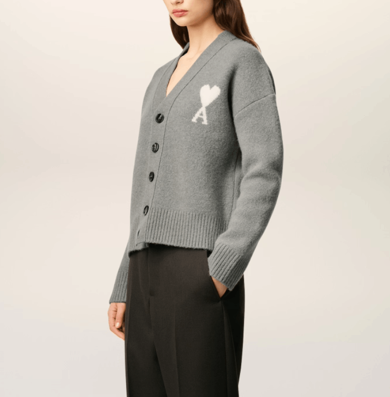 商品AMI|【秋冬新品】AMI 男女同款ADC羊驼毛混纺云朵开衫 爱心V领（香港仓发货）,价格¥3681,第12张图片详细描述