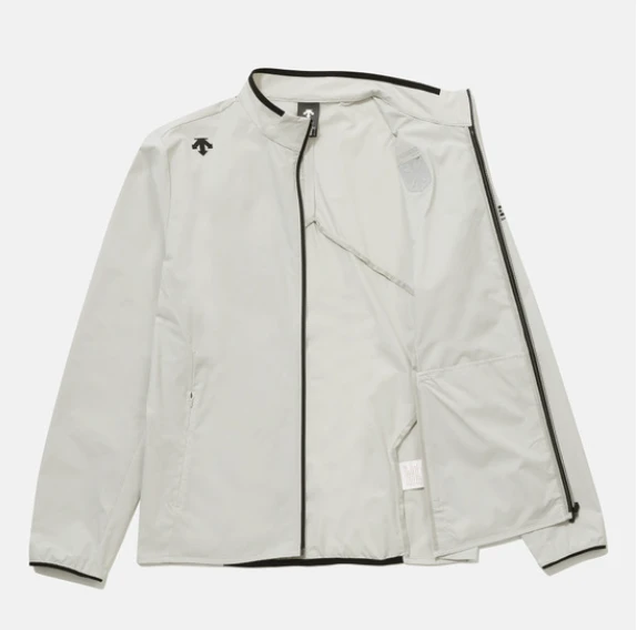 商品DESCENTE|【享贝家】（国内现货-LY） 迪桑特 24新款 立领休闲轻薄拉链速干冲锋衣外套 男女同款 SP121IWT32,价格¥941,第2张图片详细描述