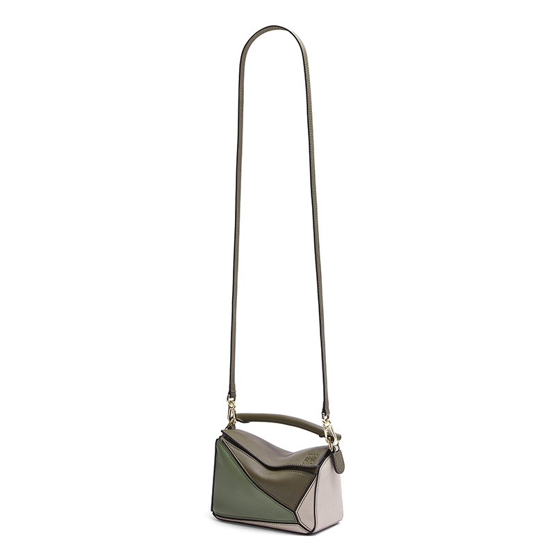 商品Loewe|LOEWE/罗意威 21秋冬款 Puzzle系列 女士迷你秋绿色/浅燕麦色小牛皮拉链开合单肩斜挎手提拼图包A510U95X34-4366,价格¥15826,第5张图片详细描述