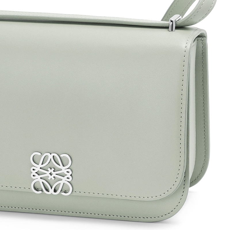 商品Loewe|LOEWE/罗意威 22春夏新款Goya系列 女士灰白色丝绸牛皮革银扣徽标翻盖开合单肩斜跨包A896N09X01-1760,价格¥21220,第8张图片详细描述