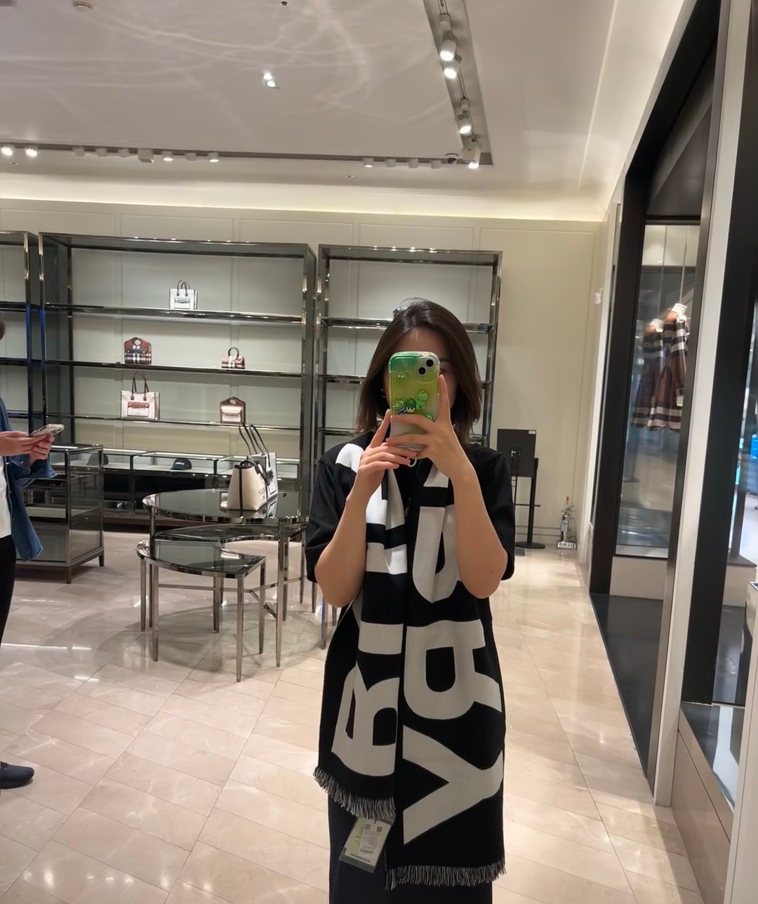 商品Burberry|BURBERRY/博柏利 男女通用黑白色羊毛大标志提花图围巾-80542141,价格¥1491,第6张图片详细描述
