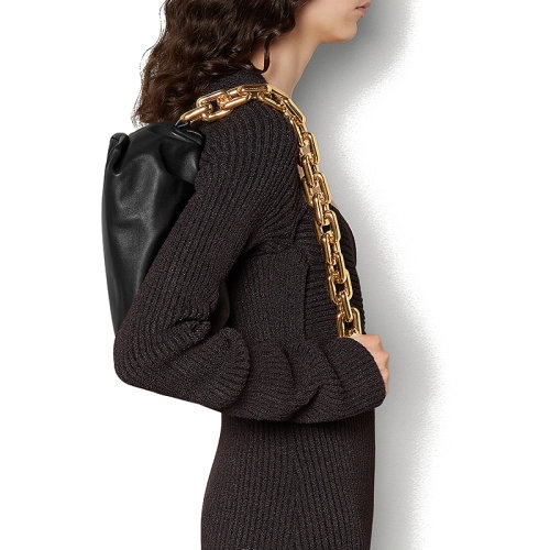 商品Bottega Veneta|【包税】Bottega Veneta/葆蝶家 经典秀款CHAIN POUCH系列 金色粗链条黑色滑面小牛皮云朵包腋下包手提单肩包620230VCP408425,价格¥24790,第3张图片详细描述
