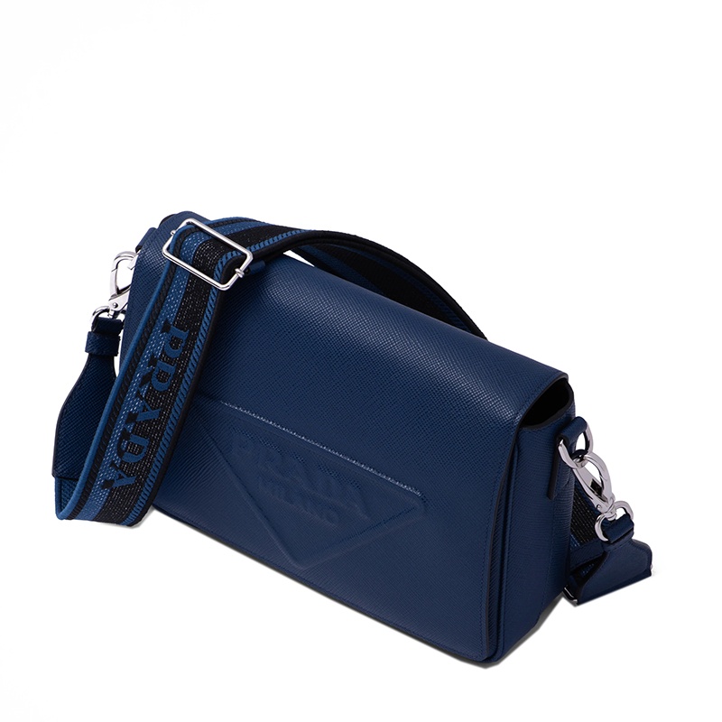 商品Prada|PRADA/普拉达 22春夏新款 男士深紫蓝色Saffiano皮革徽标压花银扣配可拆卸刺绣织物皮革肩带单肩斜挎包2VD046_2FAD_F0016_V_OOO,价格¥19702,第3张图片详细描述