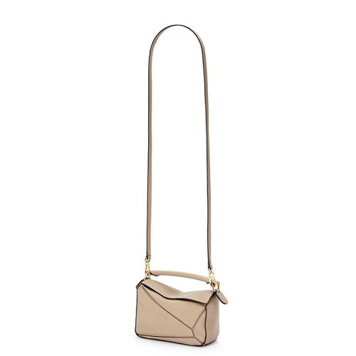 商品Loewe|【包税】LOEWE/罗意威 Puzzle系列 女士迷你沙色粒面小牛皮斜挎单肩手提拼图包0010585925,价格¥14974,第6张图片详细描述
