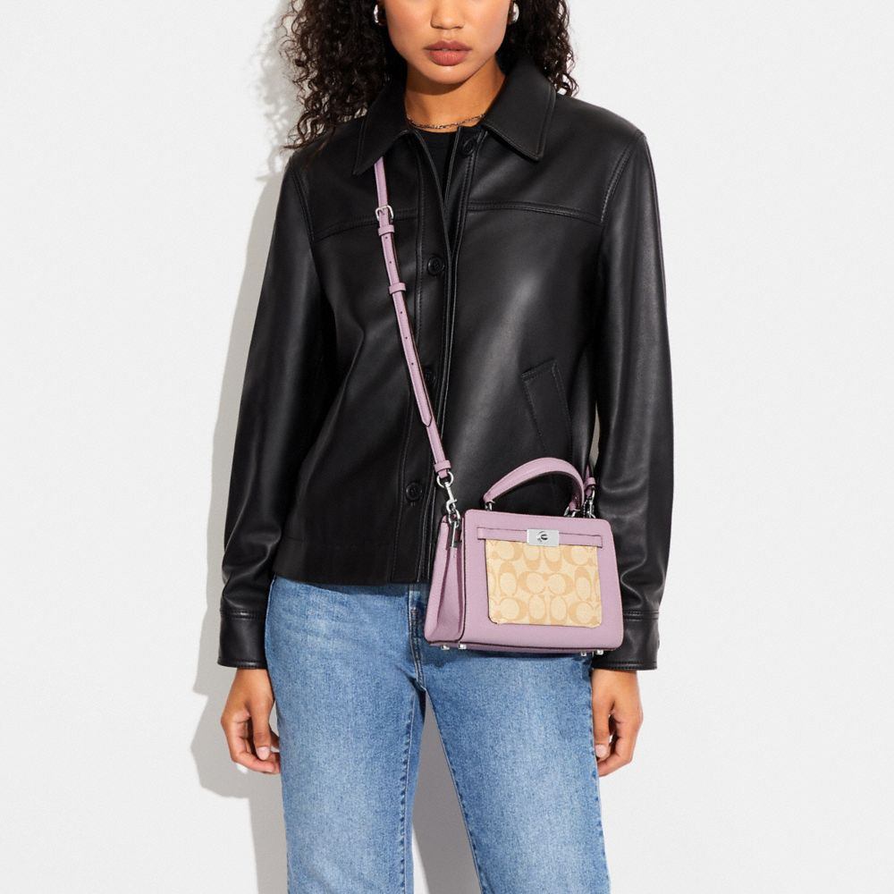 商品[国内直发] Coach|【清仓价】蔻驰女包Lane 20女士手提单肩斜挎包粉色拼色20*16*9 cm CA119 B4TA7,价格¥960,第2张图片详细描述