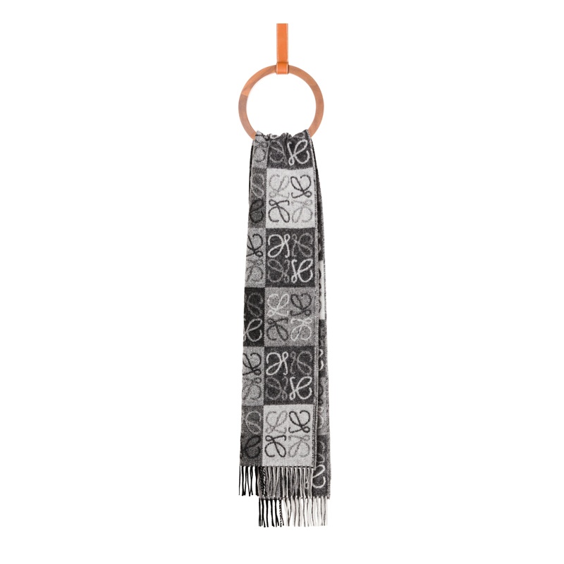 商品Loewe|LOEWE/罗意威 Anagram 羊毛羊�绒围巾,价格¥3182,第16张图片详细描述