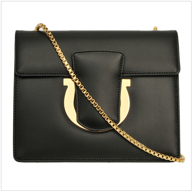 商品Salvatore Ferragamo|Salvatore Ferragamo 菲拉格慕 女士经典黑色皮革马蹄扣logo单肩手拿包 21-F893CALFNERO,价格¥4558,第3张图片详细描述