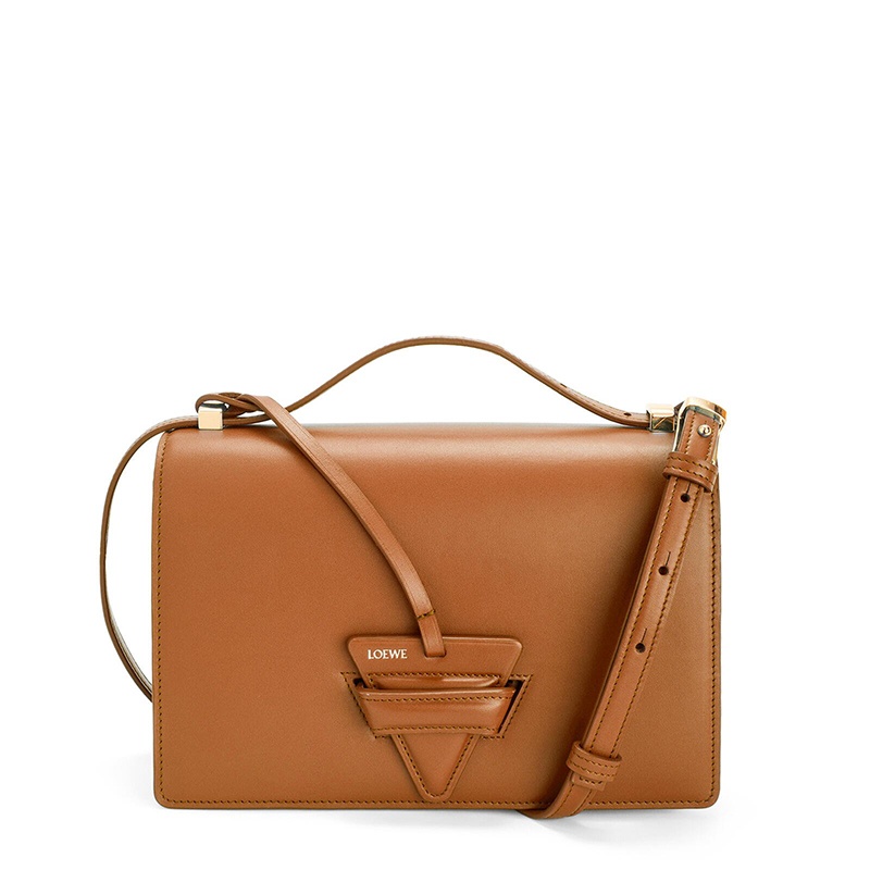 商品Loewe|【包税】LOEWE/罗意威 2021秋冬新款 Barcelona系列 女士棕褐色小牛皮徽标三角搭扣单肩斜挎包0010594182,价格¥23470,第3张图片详细描述