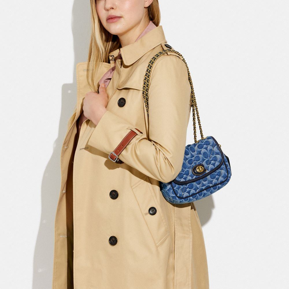 商品[国内直发] Coach|蔻驰女包Pillow 20 水波纹香布蕾链条包丹宁包牛仔布 单肩斜挎包马鞍包中号 中号 海军蓝 C3464 B4SHG,价格¥2797,第4张图片详细描述