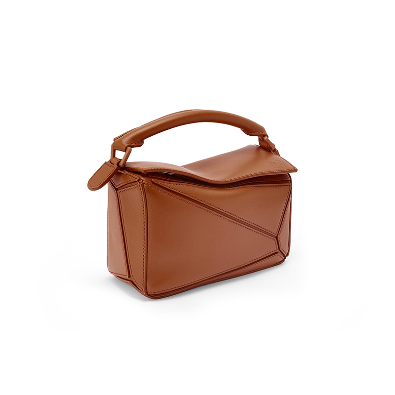 商品Loewe|LOEWE/罗意威 22年新款 Puzzle系列 女士mini山核桃色缎面小牛皮单肩斜挎手提拼图包A510U95X58-3627,价格¥16728,第3张图片详细描述