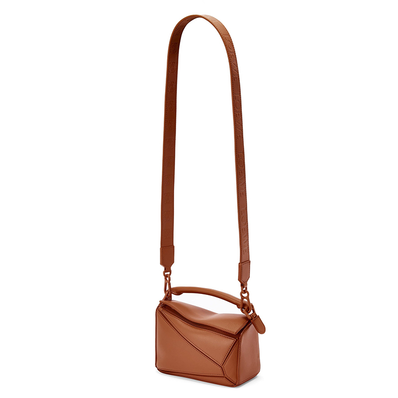 商品Loewe|LOEWE/罗意威 22年新款 Puzzle系列 女士mini山核桃色缎面小牛皮单肩斜挎手提拼图包A510U95X58-3627,价格¥16728,第6张图片详细描述